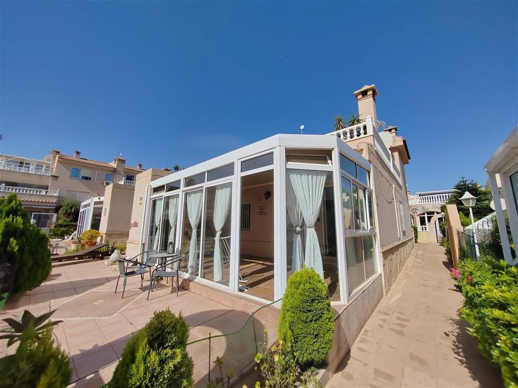 Two-bedroom apartment with conservatory in Playa Flamenca