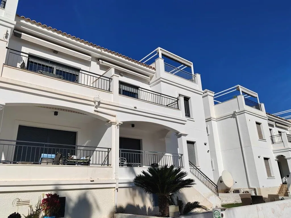 Bright top-floor apartment with solarium near La Fuente