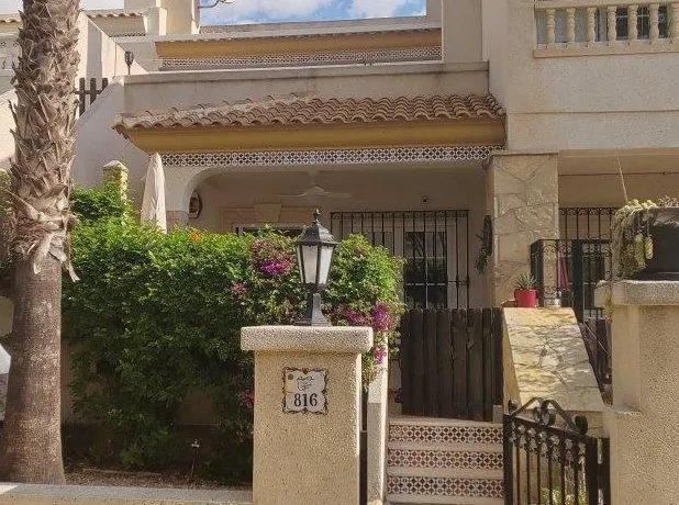 South-facing townhouse backing onto Las Ramblas Golf
