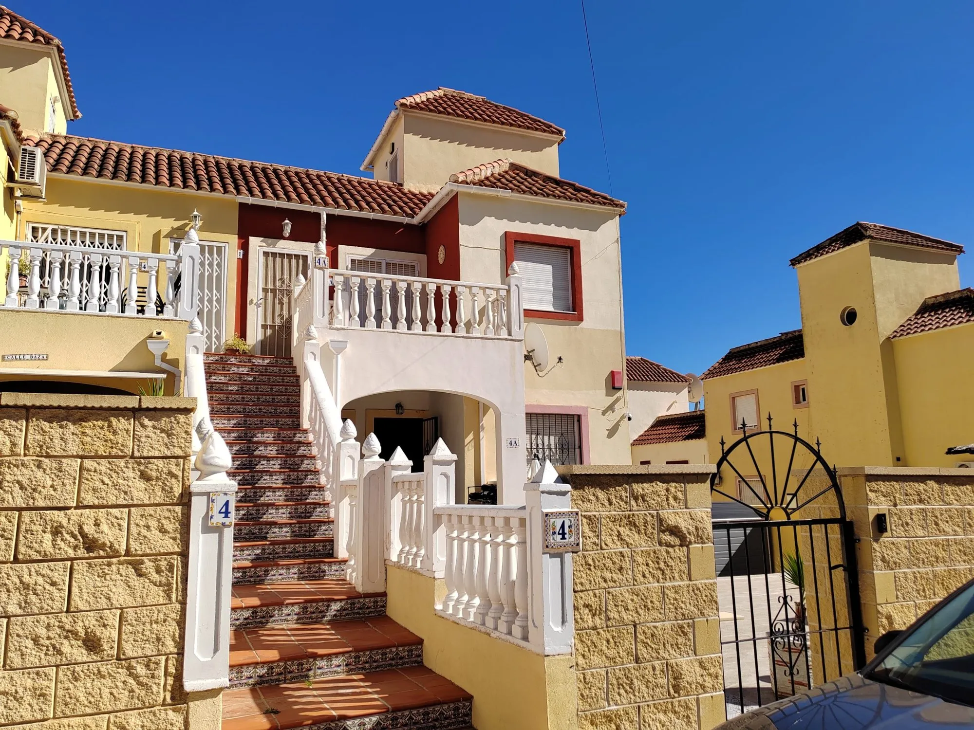 South-facing top-floor apartment with a sea-view roof terrace