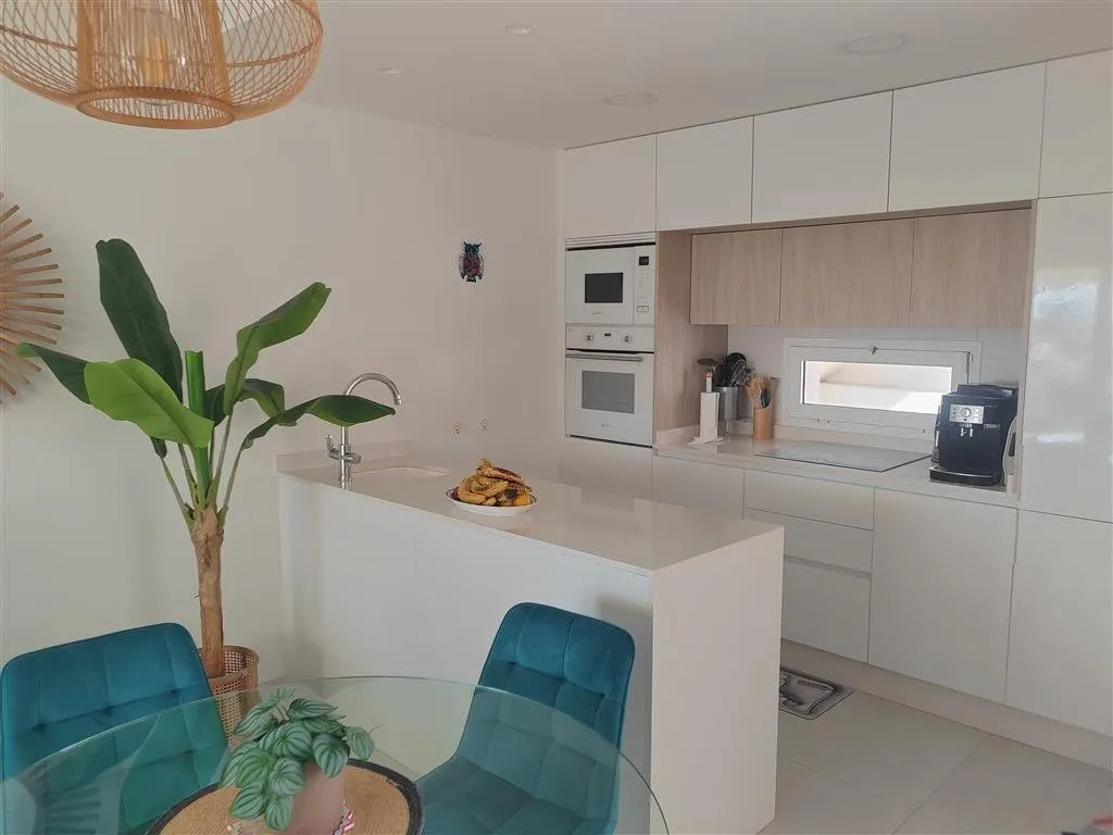 Modern top-floor apartment with panoramic sea views (3)