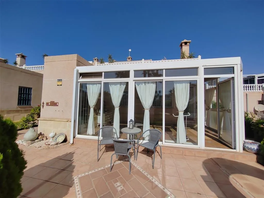 Two-bedroom apartment with conservatory in Playa Flamenca (3)
