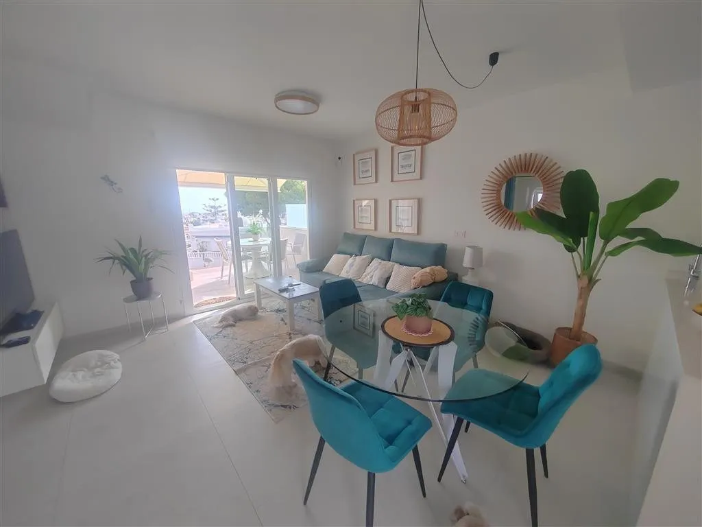 Modern top-floor apartment with panoramic sea views (4)