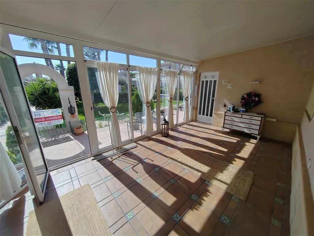 Two-bedroom apartment with conservatory in Playa Flamenca (6)