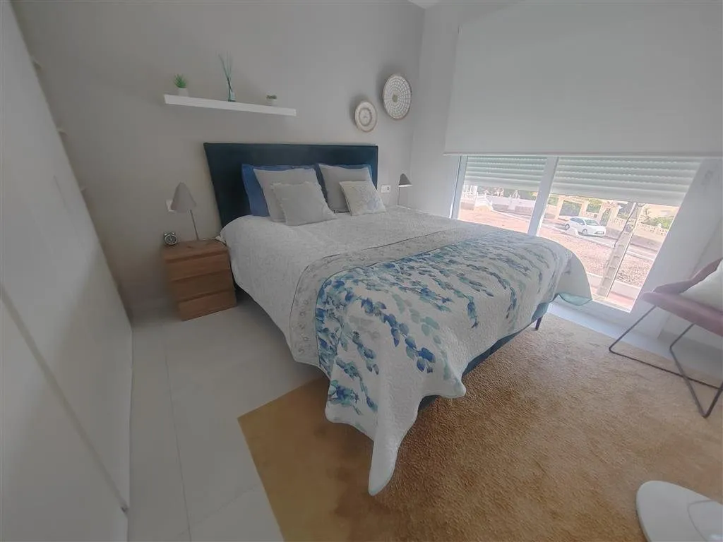 Modern top-floor apartment with panoramic sea views (10)