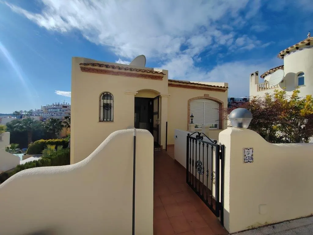 South-facing villa with private pool in Las Ramblas (16)