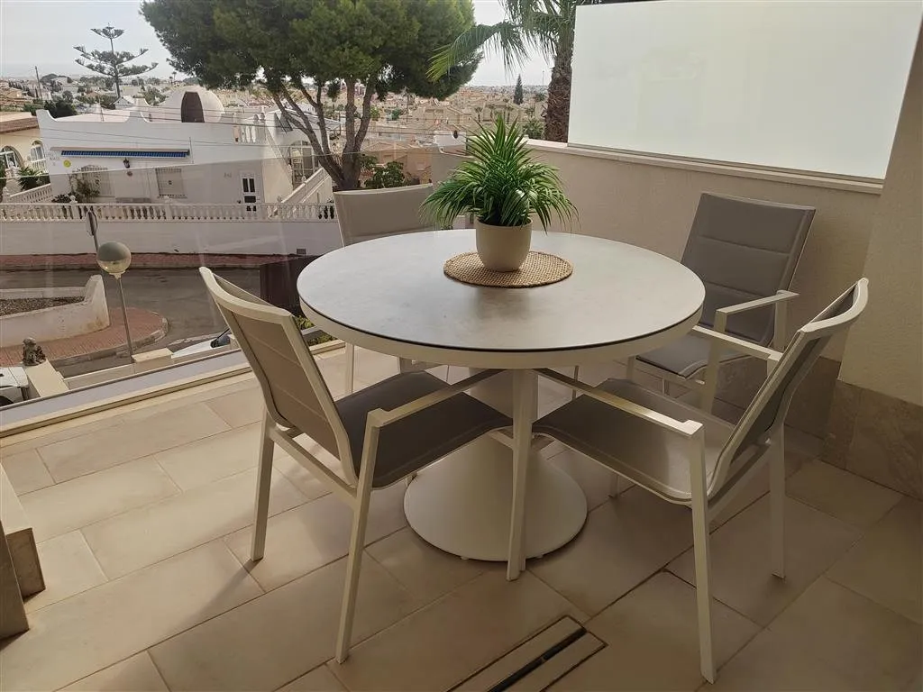 Modern top-floor apartment with panoramic sea views (17)