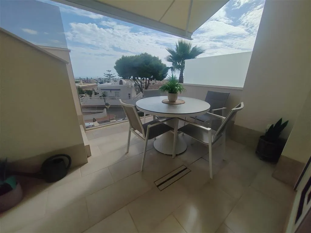 Modern top-floor apartment with panoramic sea views (18)