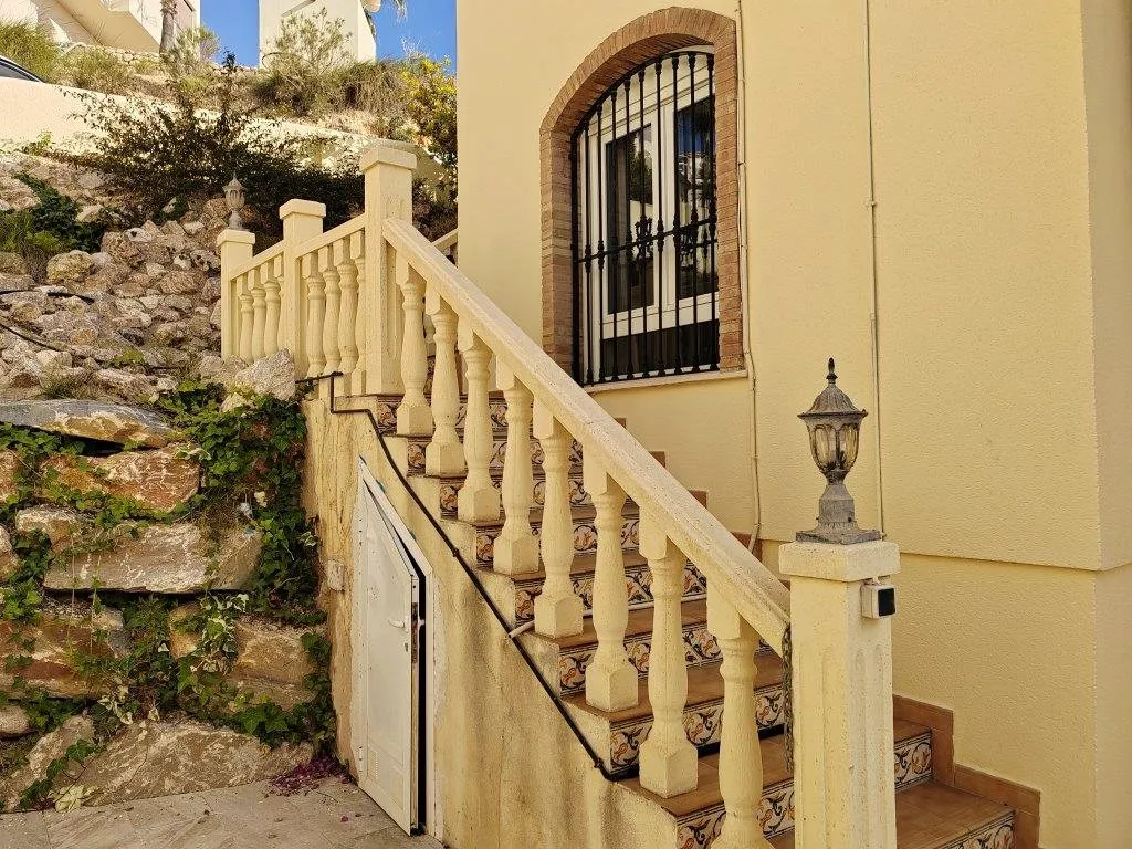 South-facing villa with private pool in Las Ramblas (19)