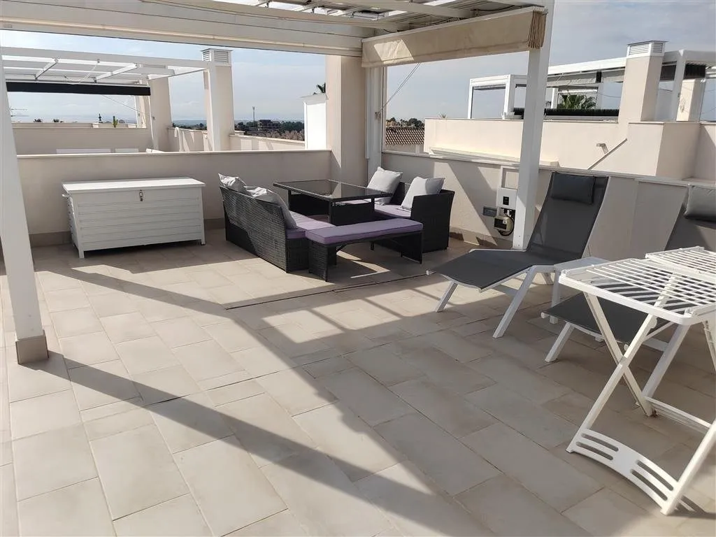 Modern top-floor apartment with panoramic sea views (19)