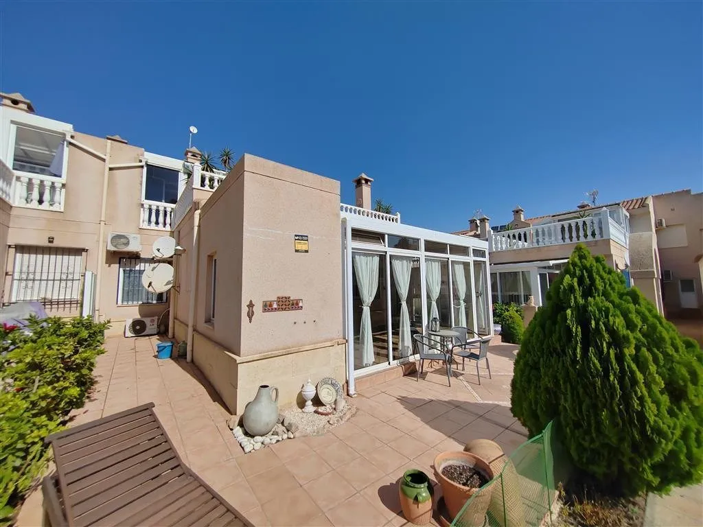 Two-bedroom apartment with conservatory in Playa Flamenca (19)