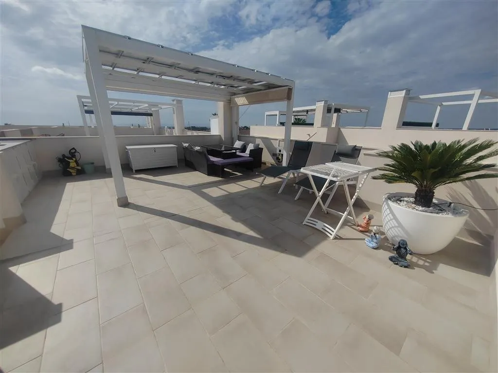 Modern top-floor apartment with panoramic sea views (20)