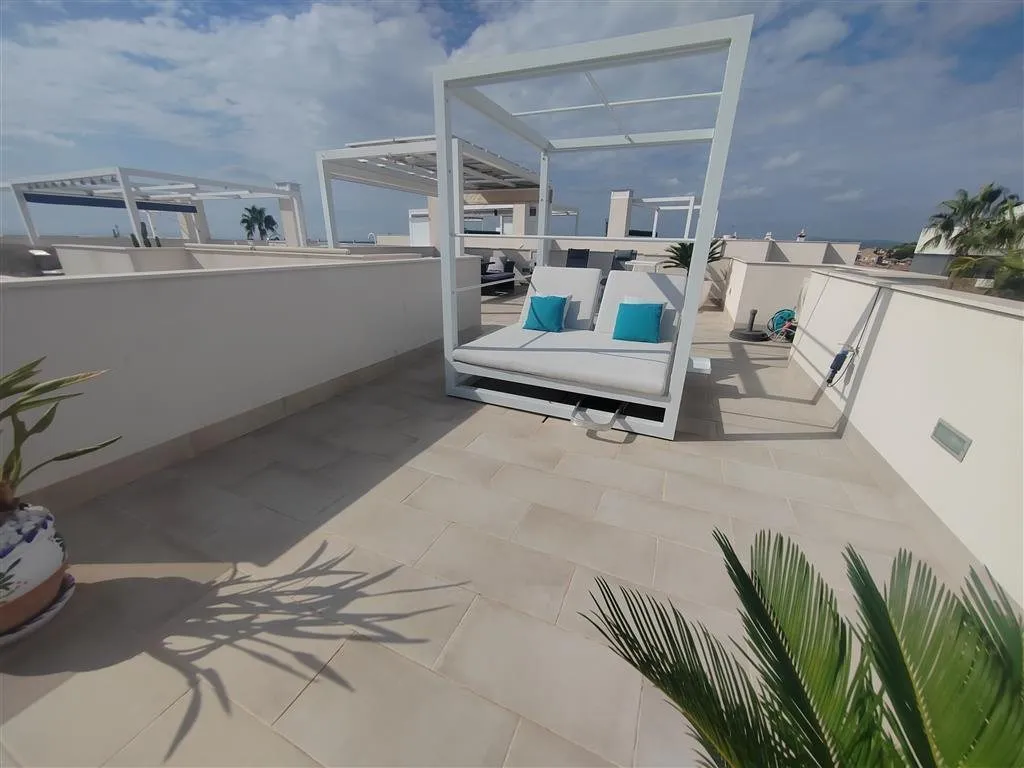 Modern top-floor apartment with panoramic sea views (21)