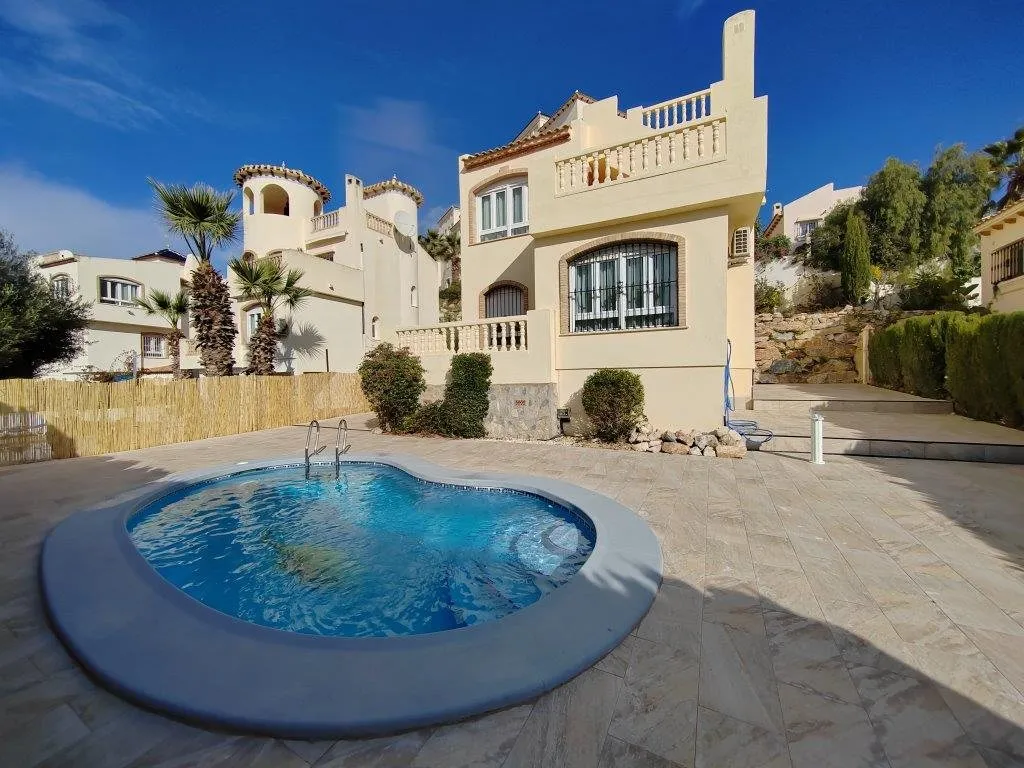 South-facing villa with private pool in Las Ramblas (21)