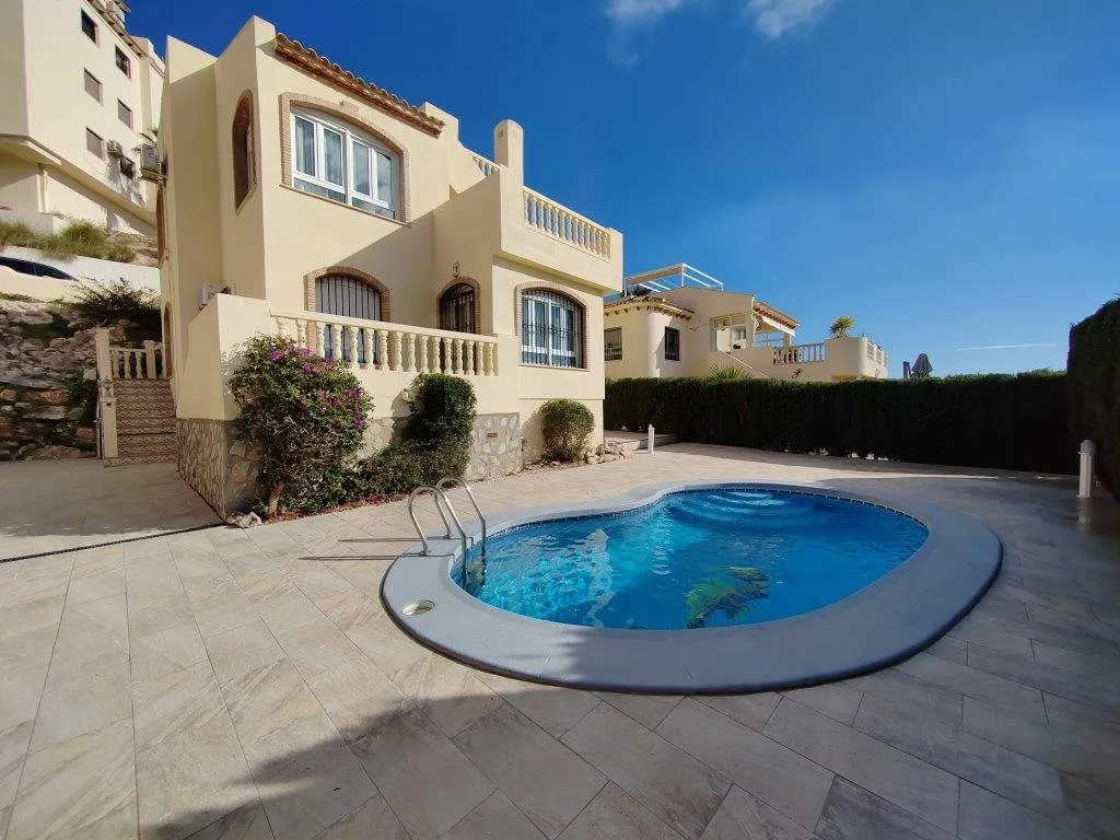South-facing villa with private pool in Las Ramblas (22)