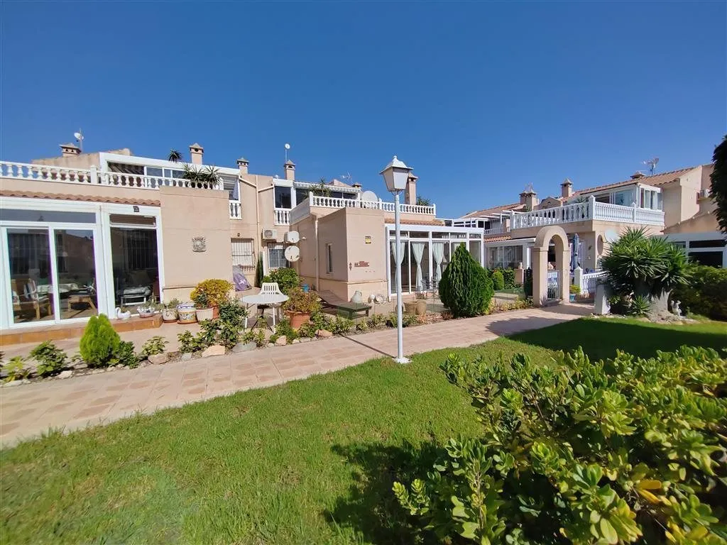 Two-bedroom apartment with conservatory in Playa Flamenca (22)