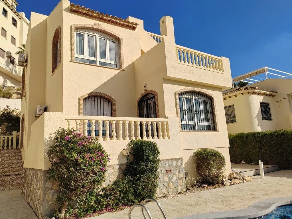 South-facing villa with private pool in Las Ramblas (23)