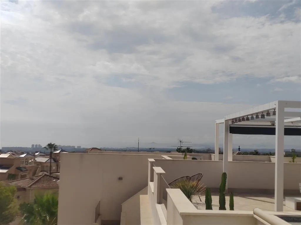 Modern top-floor apartment with panoramic sea views (24)