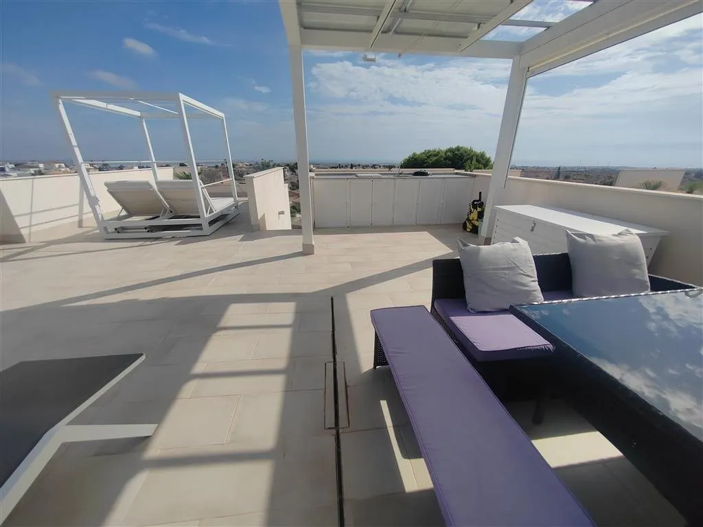 Modern top-floor apartment with panoramic sea views (25)