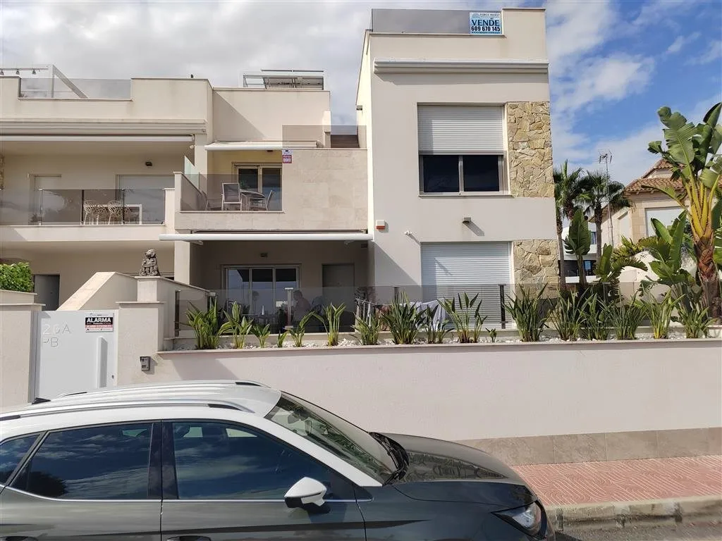 Modern top-floor apartment with panoramic sea views (28)