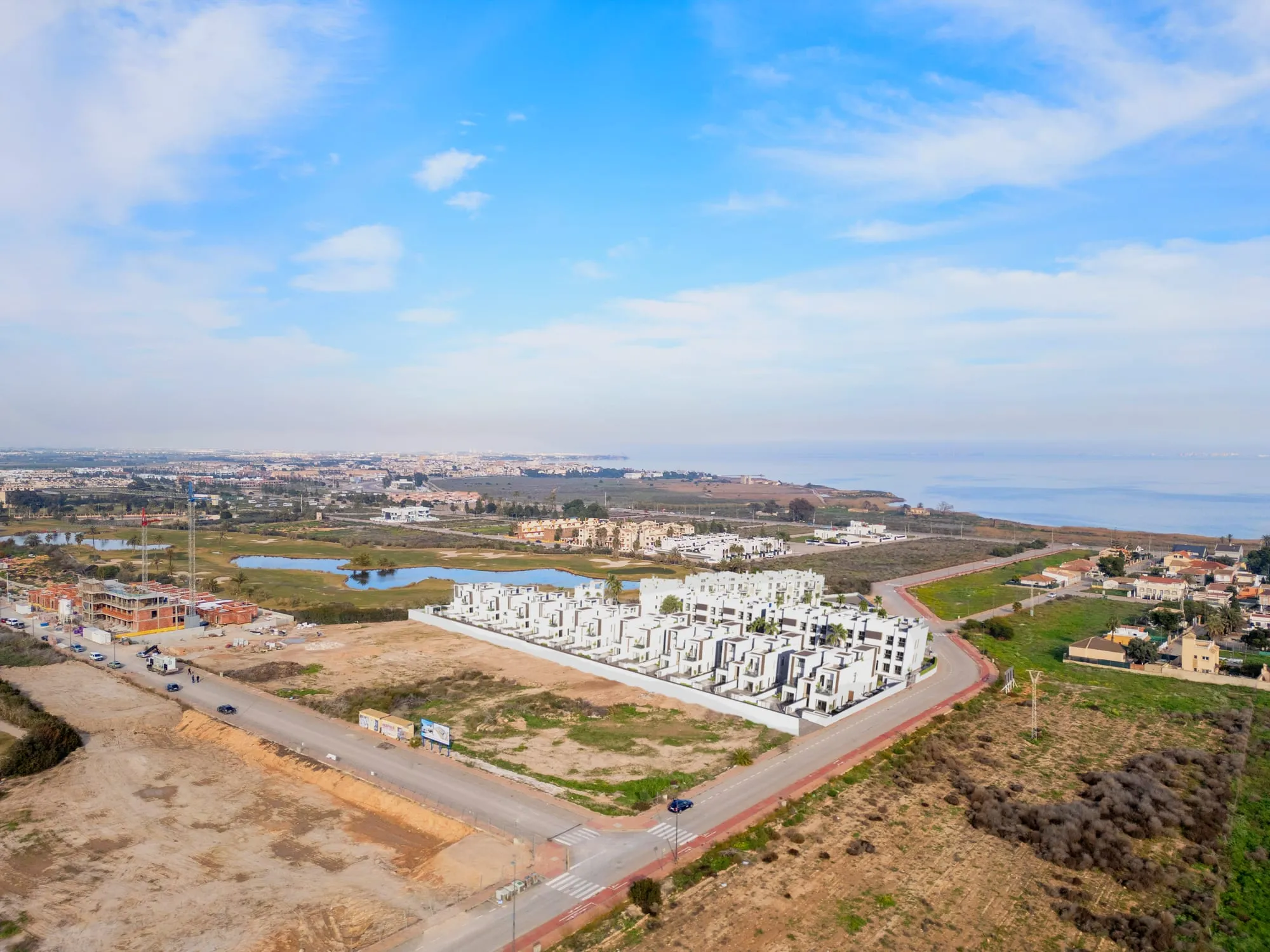 Vista aérea de AREAbeach VII con Los Alcázares y el Mar Menor al fondo