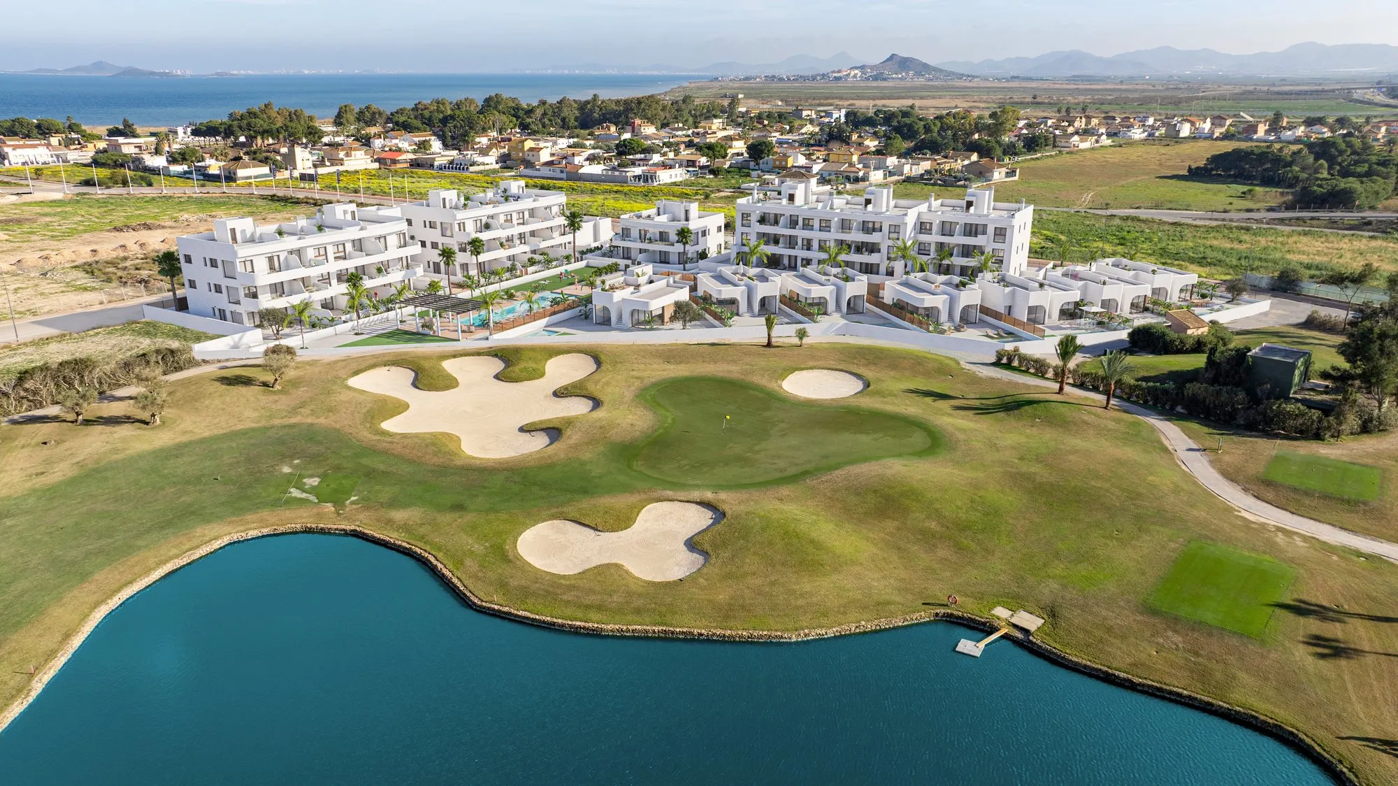 Luchtimpressie van LA Sunset aan de golfbaan, met het meer van de baan ervoor en de Mar Menor erachter
